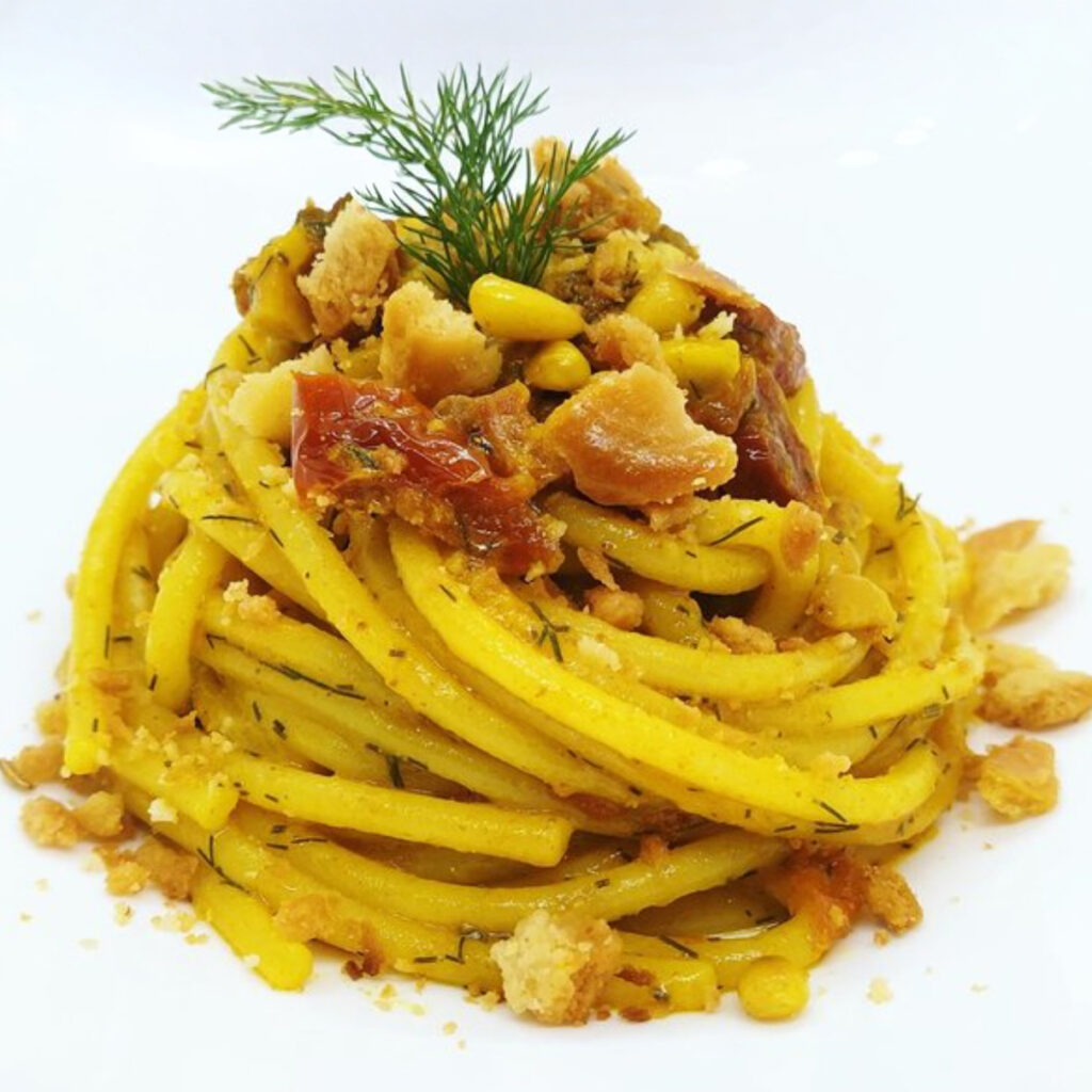 Linguine allo zafferano con pomodori secchi, pangrattato croccante e finocchietto