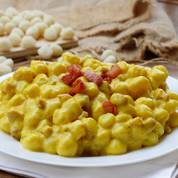 Gnocchi con zafferano e pancetta serviti nel piatto