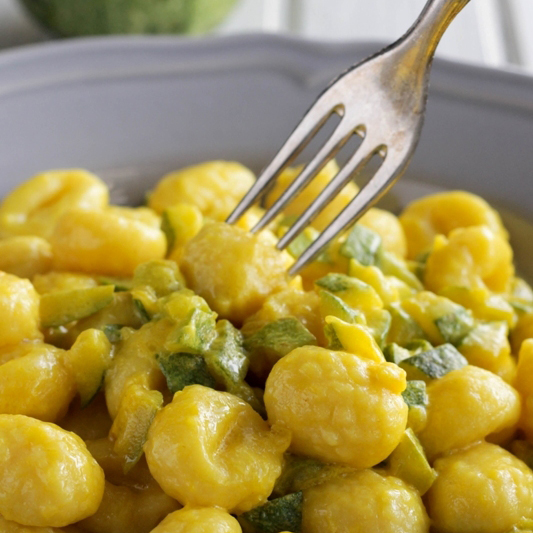Gnocchi con zafferano e zucchine serviti nel piatto