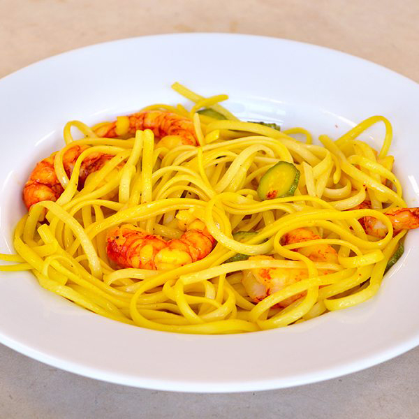 Linguine con gamberetti, zucchine e zafferano servite nel piatto