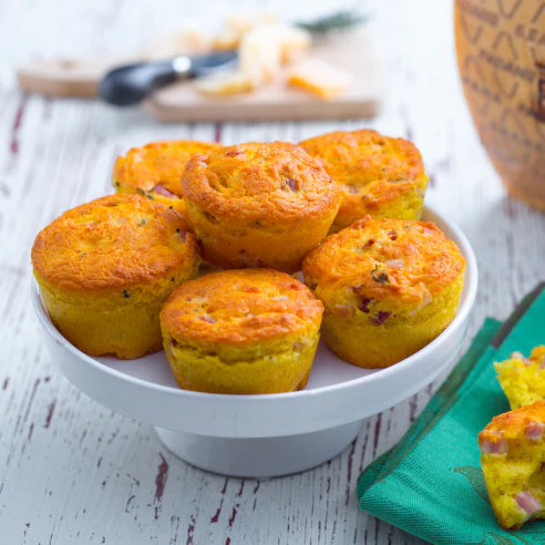 Muffin salato con pancetta e zafferano servito su piatto