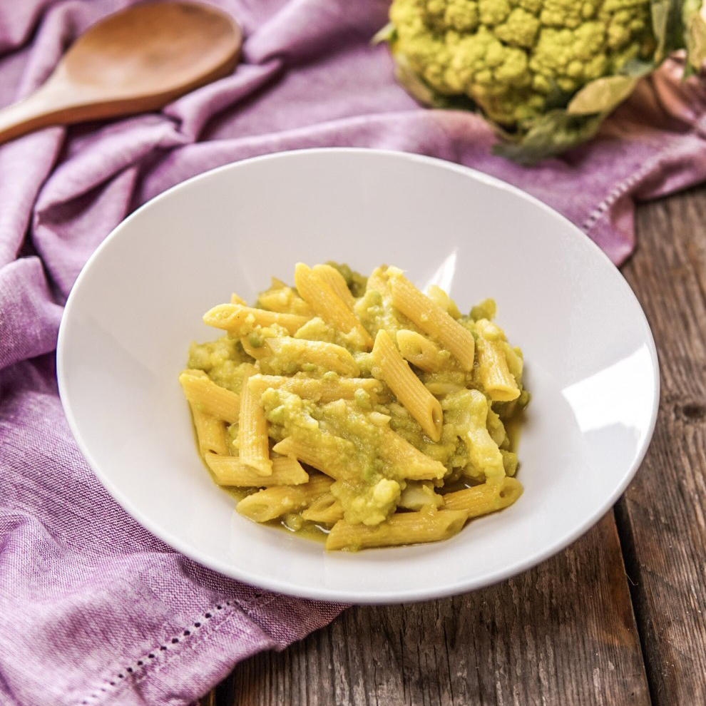 Pasta con cavolfiori e zafferano servita nel piatto