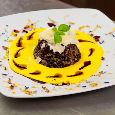 Riso venere con gorgonzola e zafferano servito nel piatto