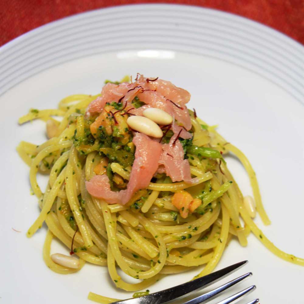 Spaghetti con broccoli e salmone serviti nel piatto