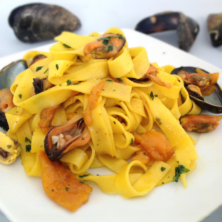 Tagliatelle allo zafferano con cozze e peperoni – Ricetta Zafferano Lisoni
